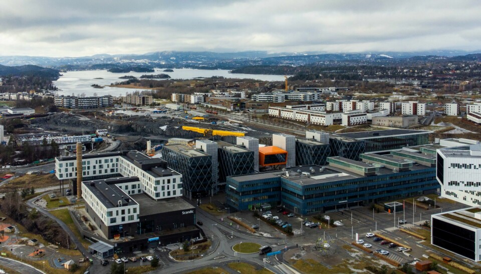 Fornebubanen (gult midt i bildet) er under bygging på Fornebu i Bærum kommune. Banen skal stå klar i 2027. Fornebubanen (gult midt i bildet) er under bygging på Fornebu i Bærum kommune. Banen skal stå klar i 2027.