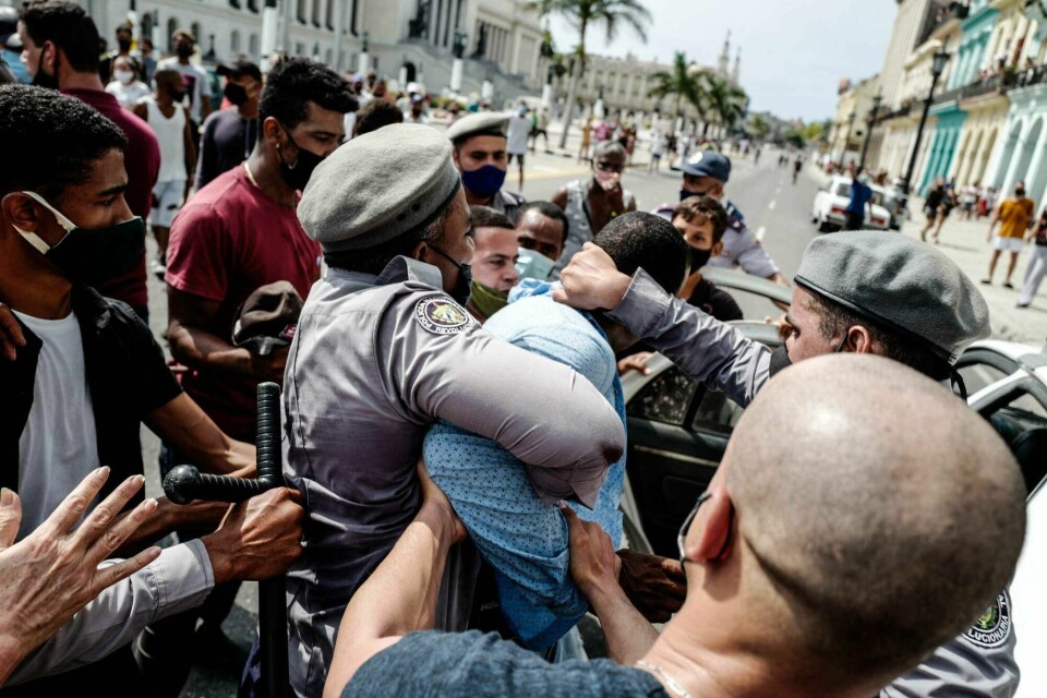 En mann blir arrestert under en demonstrasjon mot den cubanske regjeringen i Havana i juli i fjor. Nå er nærmere 500 personer dømt etter demonstrasjonene. (FILES) In this file photo taken on July 11, 2021 a man is arrested during a demonstration against the government of Cuban President Miguel Diaz-Canel in Havana. - A day after the United States sanctioned five Cuban officials over 'unfair trials' for anti-government protesters, officials in Havana said on June 17, 2022 that another 33 have been sentenced, bringing the total to 414. (Photo by ADALBERTO ROQUE / AFP)