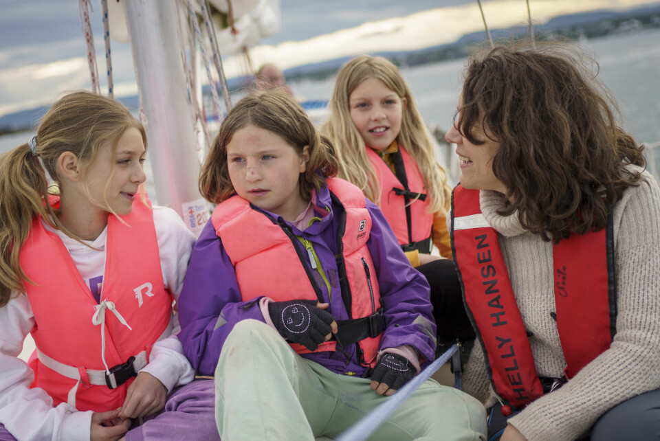 – Vi legger oss stort sett samtidig, og det blir ofte ganske seint. Båtmennesker er gjerne A-mennesker, det er ikke vi, sier Noelle. Fra venstre døtrene Henny (8), Lisa (12) og Ines (10). – Vi legger oss stort sett samtidig, og det blir ofte ganske seint. Båtmennesker er gjerne A-mennesker, det er ikke vi, sier Noelle. Fra venstre døtrene Henny (8), Lisa (12) og Ines (10).
