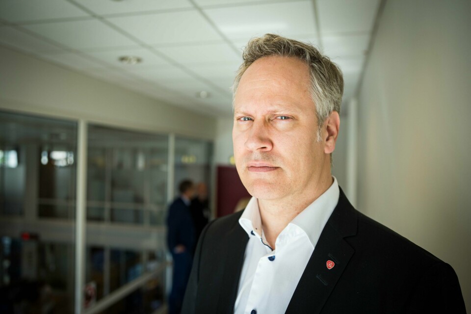Samferdselsminister Jon-Ivar Nygård mener det ikke er nødvendig å komme med nye begrensninger for hvor man kan fly drone. Samferdselsminister Jon-Ivar Nygård (Ap) mener dagens nasjonale transportplan ikke lenger er realistisk og framskynder arbeidet med å lage ny.Foto: Alf Simensen / NTB