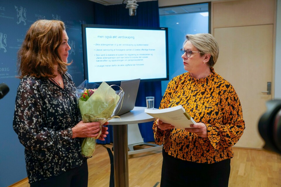 Stadig vekk leverer tidligere oppnevnte utvalg sine ferdige utredninger. Nylig var det Pensjonsutvalgets leder Kristin Skogen Lund (t. v.) som kunne overlevere et innholdsrikt dokument til arbeids- og inkluderingsminister Marte Mjøs Persen (Ap). Stadig vekk leverer tidligere oppnevnte utvalg sine ferdige utredninger. Nylig var det Pensjonsutvalgets leder Kristin Skogen Lund (t. v.) som kunne overlevere et innholdsrikt dokument til arbeids- og inkluderingsminister Marte Mjøs Persen (Ap).