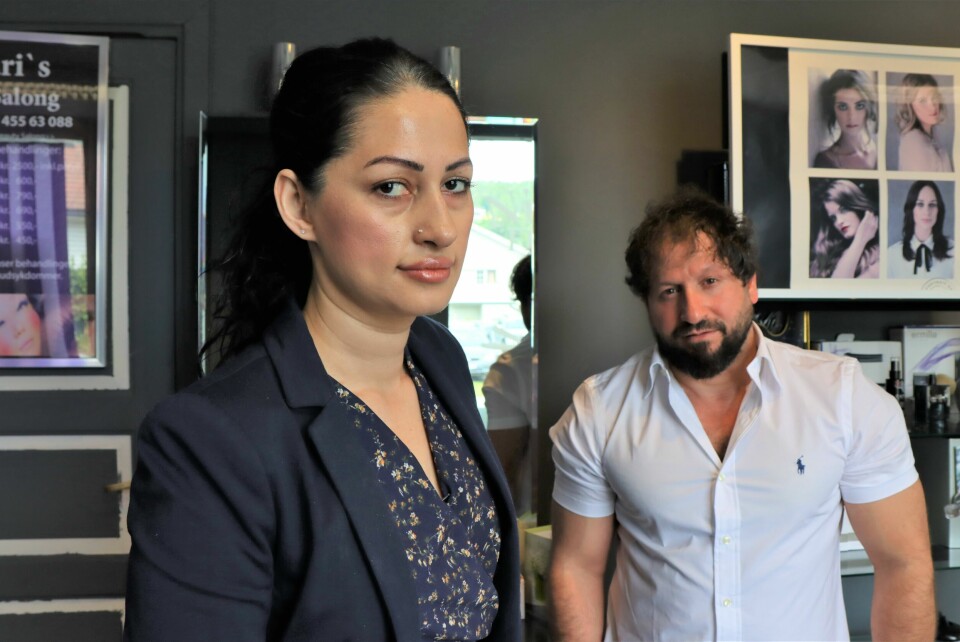 Venn Mihria Ferhari støtter sin kollega Farid Yusuf Dirbas (45), som må forlate landet etter 14 år. Venn Mihria Ferhari støtter sin kollega Farid Yusuf Dirbas (45) som må forlate landet etter 14 år.