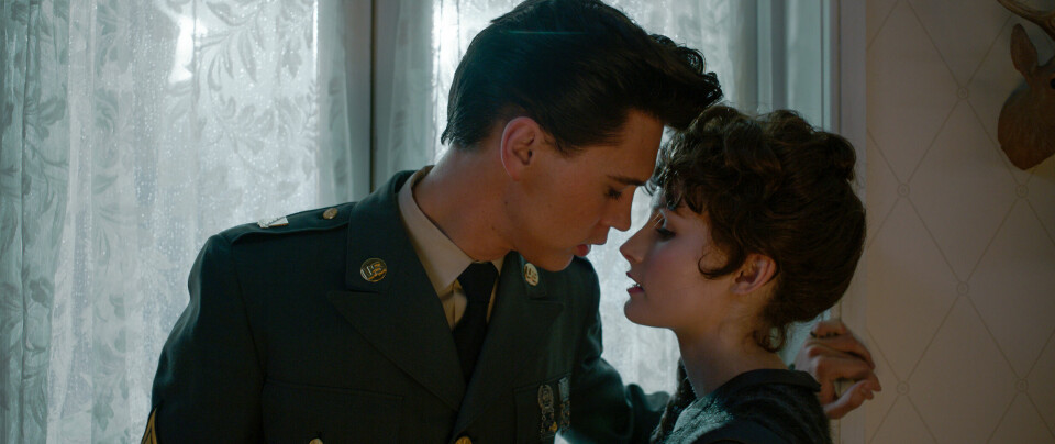 Austin Butler spiller Elvis og Olivia Dejonge er Priscilla i Baz Luhrmanns «Elvis». «Elvis».