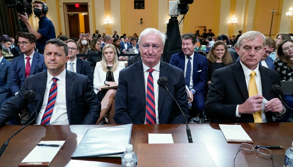 Tidligere fungerende justisminister Jeffrey Rosen fortalte kongressen hvordan ekspresident Donald Trump prøvde å presse justisdepartementet til å følge opp de falske påstandene om valgjuks. Til venstre tidligere statssekretær Steven Engel og til høyre tidligere fungerende visejustisminister Richard Donoghue. Tidligere fungerende justisminister Jeffrey Rosen fortalte kongressen hvordan ekspresident Donald Trump prøvde å presse justisdepartementet til å følge opp de falske påstandene om valgjuks. Til venstre tidligere statssekretær Steven Engel og til høyre tidligere fungerende visejustisminister Richard Donoghue. Foto: Jacquelyn Martin / AP / NTB