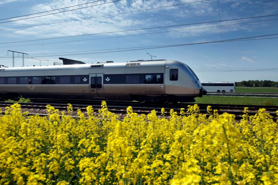 Det er ikke for sent å snu om sydenferien og ta toget med SJ istedet. SJ 3000 flyr lavt gjennom svenske rapsåkre. FOTO: STEFAN NILSSON/SJ