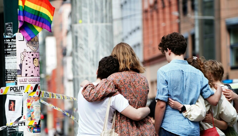 Folk har lagt ned blomster og pride-flagg ved åstedet for masseskytingen i Oslo sentrum. Foto: Terje Pedersen / NTB Folk har lagt ned blomster og pride-flagg ved åstedet for masseskytingen i Oslo sentrum. Foto: Terje Pedersen / NTB