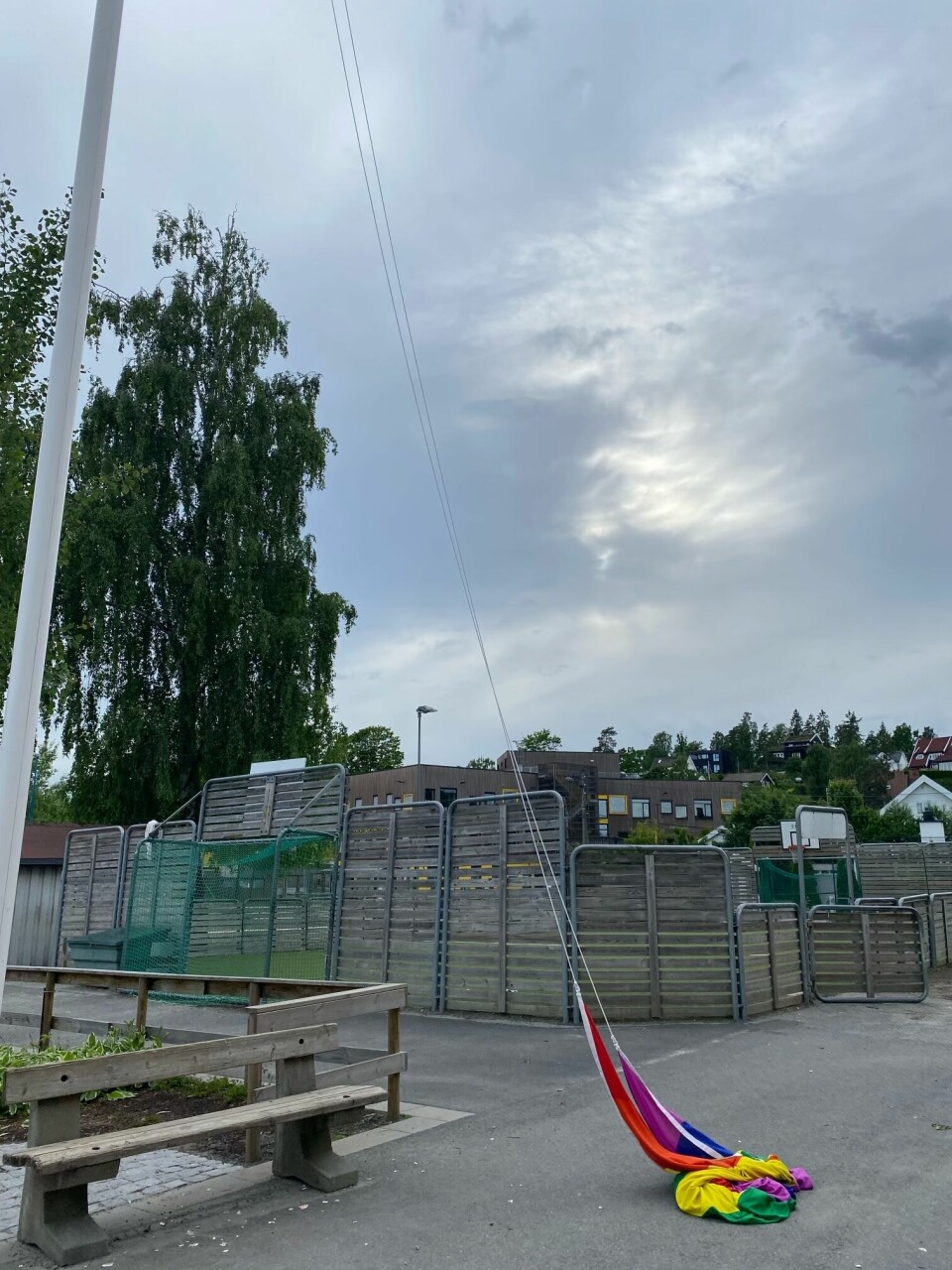 Flagget på Jar skole ble revet ned og trampet på. Flagget på Jar skole ble revet ned og trampet på.