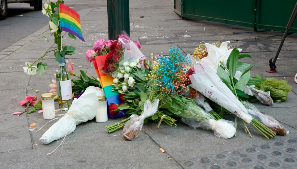 Sorg og raseri preger det skeive miljøet lørdag. Blomster og pride-flagg legges ned i nærheten av utestedene i Oslo sentrum, der flere ble skadd og to drept. Foto: Terje Pedersen / NTB Blomster og regnbueflagg på bakken i nærheten av åstedet i nærheten av tinghuset i Oslo sentrum. Foto: Terje Pedersen / NTB