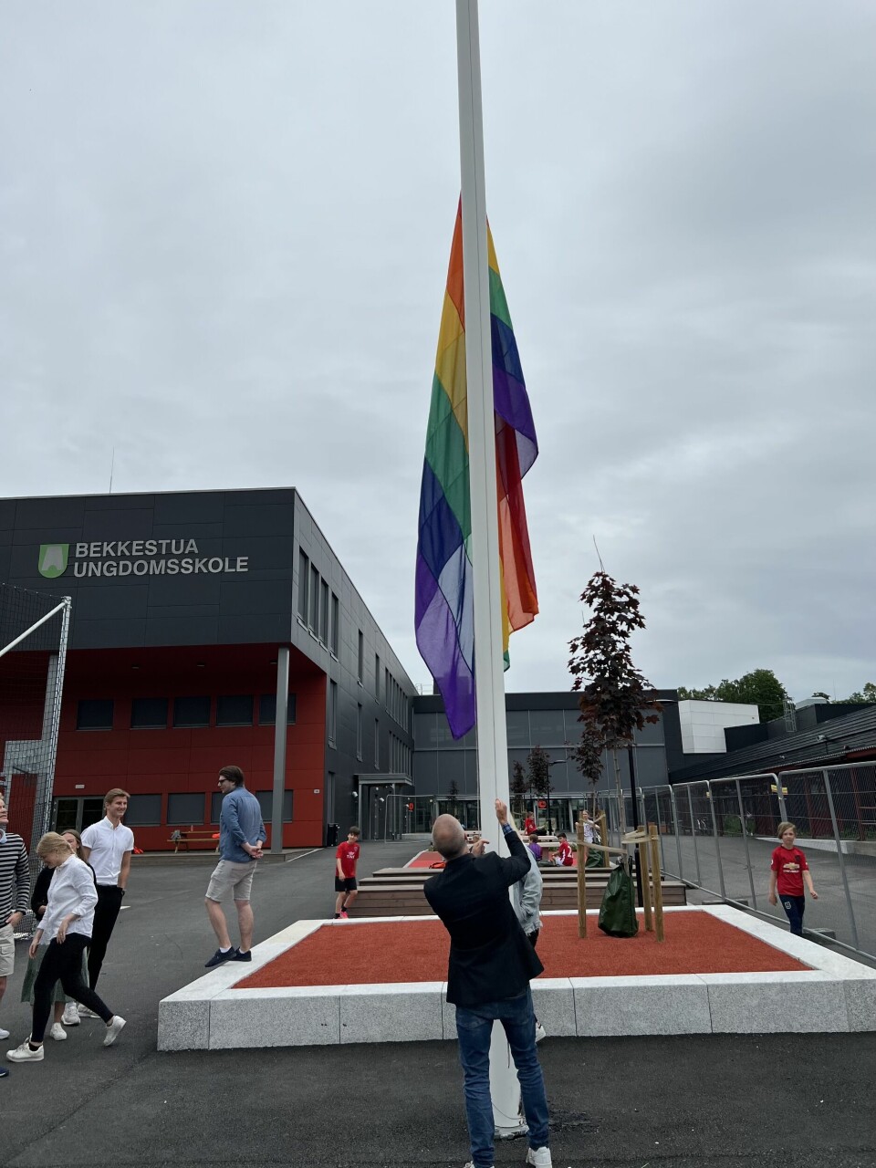 Flagget ble igjen heist på Bekkestua skole. Flagget ble igjen heist på Bekkestua skole.