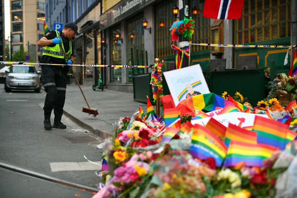 Folk har lagt ned blomster og regnbueflagg etter at det natt til lørdag ble avfyrt flere skudd i sentrum av Oslo. Utestedet Per på hjørnet, som ligger like i nærheten, planlegger å åpne igjen søndag. Folk har lagt ned blomster og regnbueflagg etter at det natt til lørdag ble avfyrt flere skudd i sentrum av Oslo. Utestedet Per på hjørnet, som ligger like i nærheten, planlegger å åpne igjen søndag. Foto: Martin Solhaug Standal / NTB