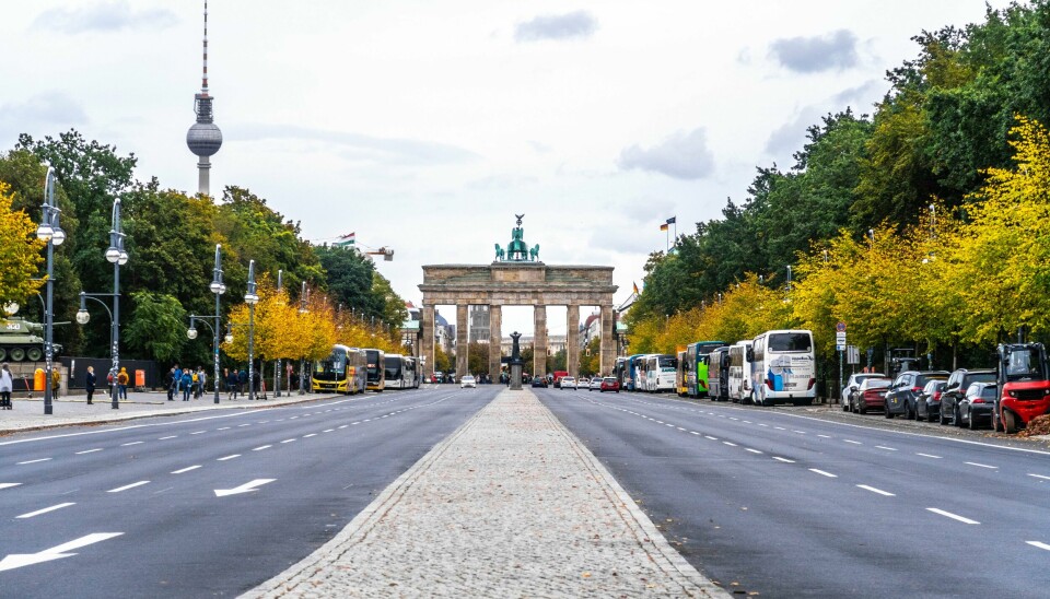 Etter masseskytingen i Oslo natt til lørdag, blir Brandenburger Tor i Berlin badet i regnbuens farger søndag kveld. Etter masseskytingen i Oslo natt til lørdag, blir Brandenburger Tor i Berlin badet i regnbuens farger søndag kveld. Foto: Halvard Alvik / NTB