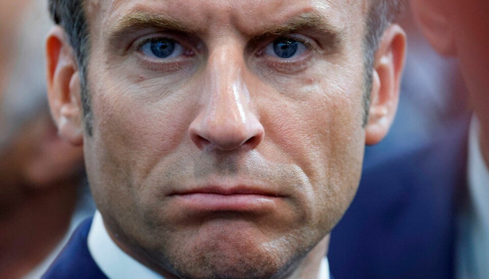 Frankrikes president Emmanuel Macron misliker at Russland tjener godt på høy oljepris og ber verdens oljeprodusenter om å senke prisen på sin olje. Frankrikes president Emmanuel Macron misliker at Russland tjener godt på høy oljepris og ber verdens oljeprodusenter om å senke prisen på sin olje. Foto: AP / NTB