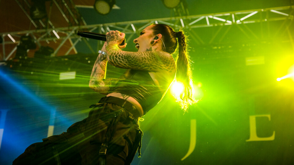Vokalist Tatiana Shmailyuk i bandet Jinjer fra Ukraina, som ble et høydepunkt under Tons of Rock-fredagen. Tons of Rock
