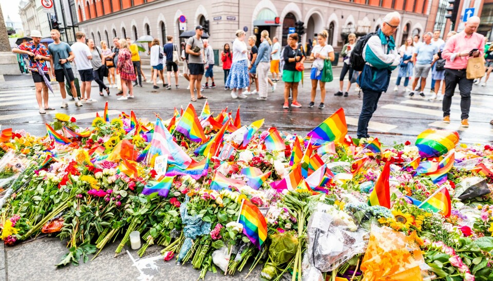 Flere muslimske nettverk fordømmer masseskytingen i Oslo, der to mennesker ble drept natt til lørdag. Organisasjonene frykter også at reaksjonene etter angrepet kan føre til økt fiendtlighet overfor muslimer. Bildet viser Pride-flagg og blomster som er lagt ned for ofrene. Ofrene som ble skutt i Oslo het Kåre Arvid Hesvik og Jon Erik Isachsen.