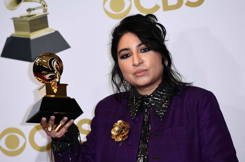 Pakistanske Arooj Aftab med Grammy-prisen for beste globale musikkframføring. I august er hun på Melafestivalen. Pakistanske Arooj Aftab med Grammy-prisen for beste globale musikkframføring. I august er hun på Melafestivalen.