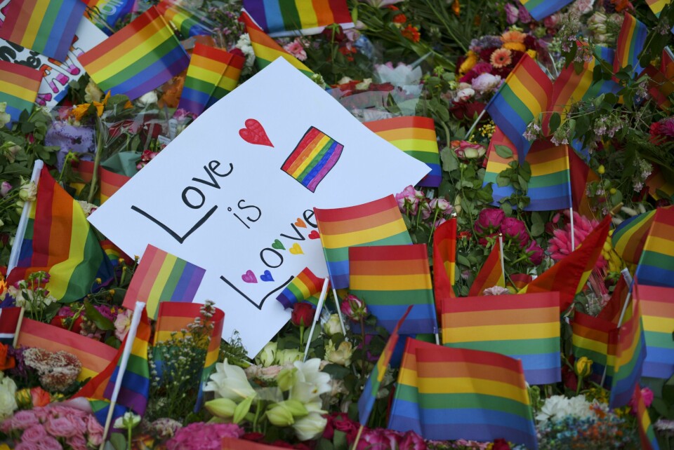 Folk har lagt ned blomster og pride-flagg etter skytingen i Oslo natt til lørdag. Mandag arrangeres det en minnemarkering i London i Storbritannia. Folk har lagt ned blomster og pride-flagg etter skytingen i Oslo natt til lørdag. Mandag arrangeres det en minnemarkering i London i Storbritannia.Foto: Martin Solhaug Standal / NTB