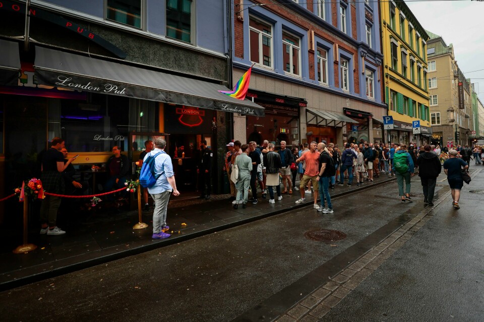 Køen utenfor London Pub da utestedet ble gjenåpnet etter angrepet i sommer. Køen utenfor London Pub strakte seg mandag kveld seg langt nedover Rosentkrantzgate. Puben åpnet igjen mandag kveld Oslo etter at to personer ble drept og flere såret i en masseskyting natt til lørdag 25. juni.Foto: Geir Olsen / NTB