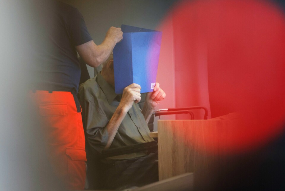 Tyske Josef Schültz (101) dekker til ansiktet i rettssalen i Brandenburg i Tyskland etter å ha blitt funnet skyldig i medvirkning til drap under holocaust. Tyske Josef Schültz (101) dekker til ansiktet i rettssalen i Brandenburg i Tyskland etter å ha blitt funnet skyldig i medvirkning til drap under holocaust. Foto: Michele Tantussi / AP / NTB