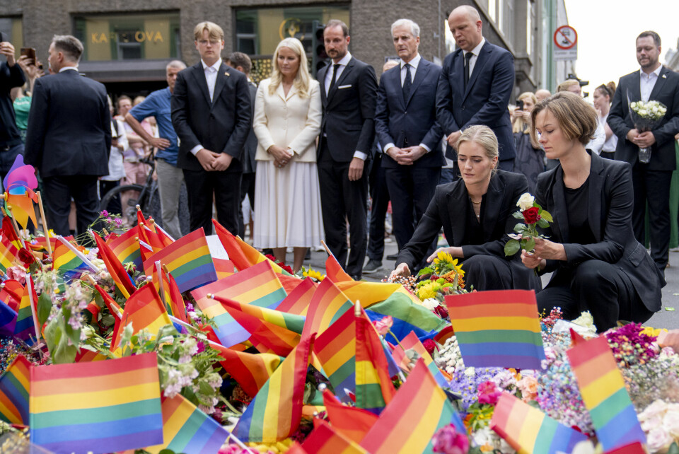 Kultur- og likestillingsminister Anette Trettebergstuen (Ap) og justisminister Emilie Enger Mehl (Sp) la ned blomster ved åstedet for skyteangrepet i Oslo sentrum. Bak dem står prins Sverre Magnus, Kronprins Haakon og kronprinsesse Mette-Marit og statsminister Jonas Gahr Støre (Ap).Foto: Javad Parsa / NTB Kultur- og likestillingsminister Anette Trettebergstuen (Ap) og justisminister Emilie Enger Mehl (Sp) legger ned blomster ved åstedet for skyteangrepet i Oslo sentrum. Bak dem står prins Sverre Magnus, Kronprins Haakon og kronprinsesse Mette-Marit og statsminister Jonas Gahr Støre (Ap).Foto: Javad Parsa / NTB
