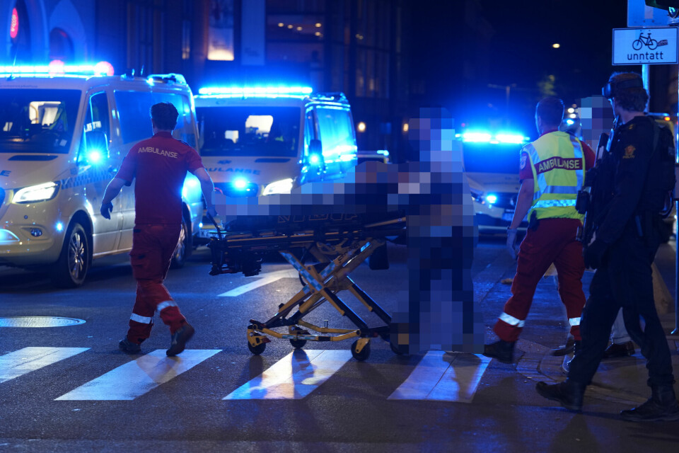 Politi og ambulanse kommer til stedet etter masseskytingen i sentrum av Oslo. Masseskyting i Oslo