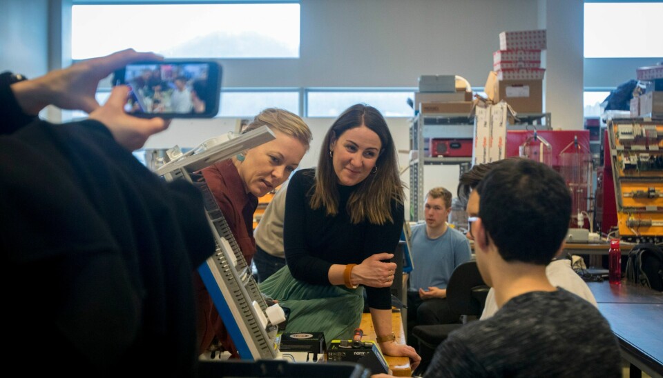 Regjeringen jobber med en stortingsmelding om skoleårene før videregående. Nå skal også 5. til 7. trinn inkluderes. Her besøker kunnskapsminister Tonje Brenna Jåttå videregående skole i Stavanger sammen med fylkesordfører i Rogaland, Marianne Chesak. Tonje Brenna, Marianne Chesak, yrkesfag