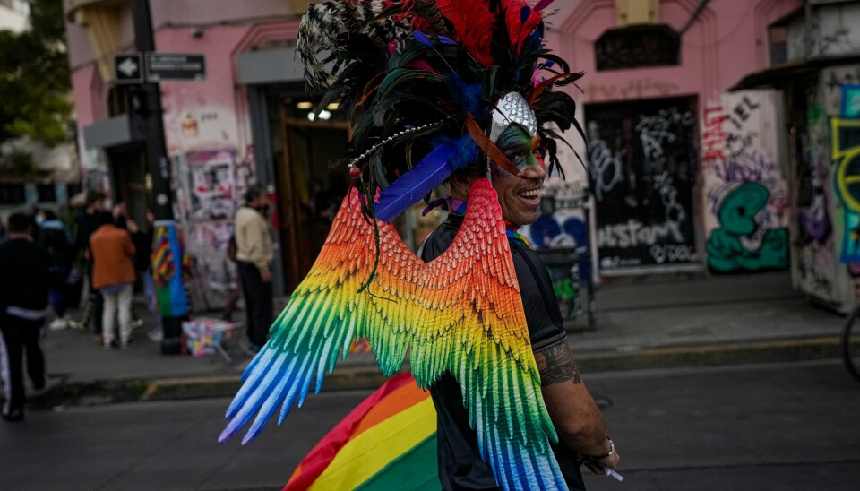 Frihet i Chile. Her er bilde fra feiring av Pride i Santiago. Landets president Gabriel Boric hører til den nye, tolerante venstresida. Han kom til makten i Chile i mars og har kjempet for seksuelt mangfold. .