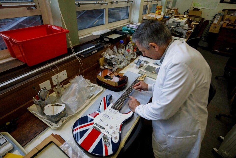 EUs tømmerforordning omfatter en lang rekke ulike produkter laget av tre. Det å identifisere treslagene som er brukt i varer tollere beslaglegger, kan være krevende, selv for eksperter. Bildet er fra et slikt laboratorium i London. EUs tømmerforordning omfatter en lang rekke ulike produkter laget av tre. Det å identifisere treslagene som er brukt i varer tollere beslaglegger, kan være krevende, selv for eksperter. Bildet er fra et slikt laboratorium i London.