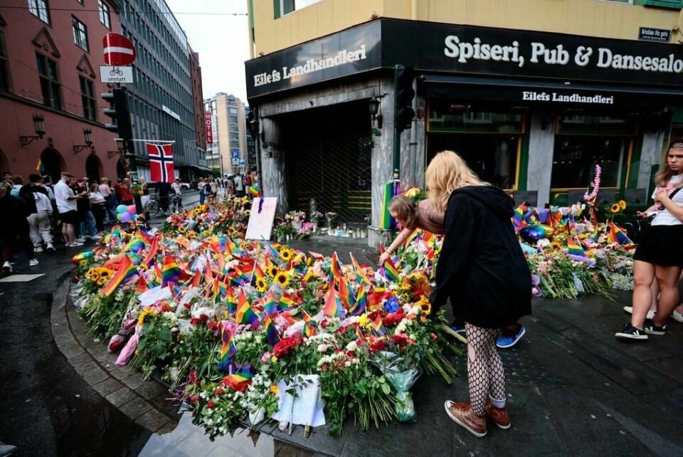 Blomsterhavet i Rosenkrantz gate i Oslo hvor to personer ble drept og flere såret natt til lørdag 25. juni. Pride