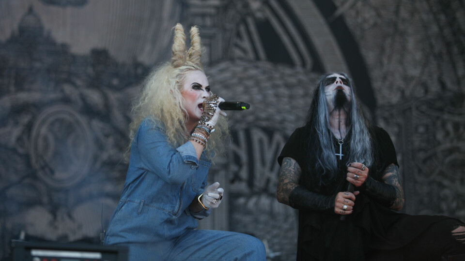 Agnete Kjølsrud gjester Dimmu Borgir. Vokalist Sagrath til høyre, på Tons of Rock. Tons of Rock