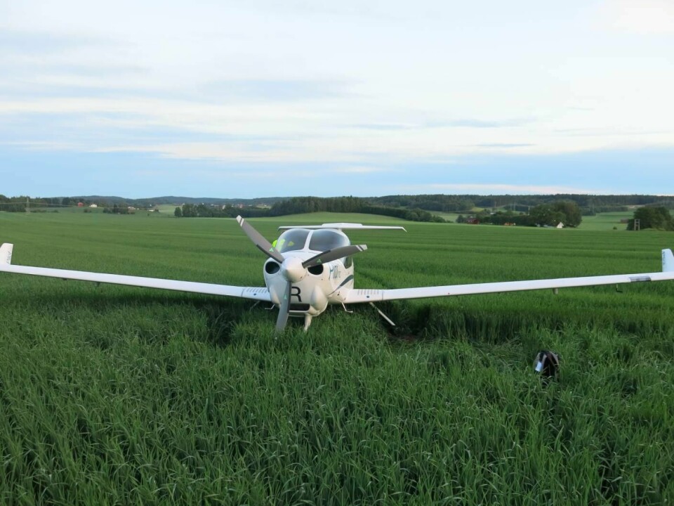 Flyet endte opp i en åker like ved Råde kirke, omtrent 80 meter fra nærmeste vei. I bakgrunnen skimtes høyspentledningene som piloten unngikk før nødlandingen. Begge mennene om bord kom uskadet fra hendelsen. Flyet endte opp i en åker like ved Råde kirke, omtrent 80 meter fra nærmeste vei.