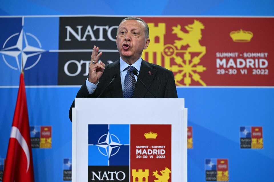 Tyrkias president Recep Tayyip Erdogan kaller avtalen med Sverige og Finland for en «diplomatisk seier» for Tyrkia. Det norske kurdiske miljøet er både skuffet og bekymret for konsekvensene avtalen kan få. Her taler den tyrkiske presidenten under en pressekonferanse på NATO-toppmøtet i Madrid 30. juni 2022. Tyrkias president Recep Tayyip Erdogan under en pressekonferanse på NATO-toppmøtet på Ifema-kongressenteret i Madrid, 30. juni 2022.