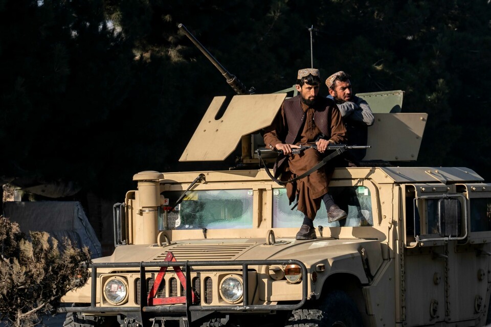 Taliban-vakter ved åstedet for eksplosjonen ved den militære flyplassen i Kabul nyttårsdagen. Taliban-vakter ved åstedet for eksplosjonen ved den militære flyplassen i Kabul nyttårsdagen. Foto: Ebrahim Noroozi / AP / NTB