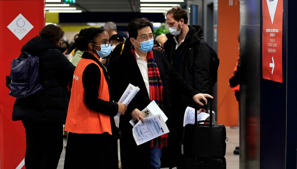 Reisende fra Kina venter i kø for å koronatestet på Charles de Gaulle-flyplassen i Paris søndag. Reisende fra Kina venter i kø for å koronatestet på Charles de Gaulle-flyplassen i Paris søndag. Foto: Aurelien Morissard / AP / NTB