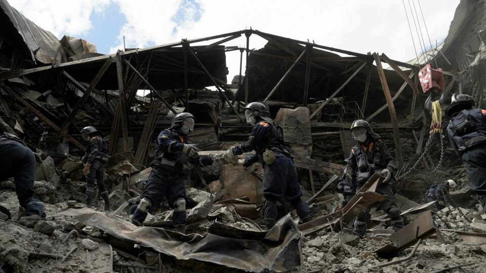 Det delvis utbombede teateret i Mariupol. TOPSHOT - Russian Emergencies personnel clear debris in the partially destroyed Mariupol drama theatre in the city of Mariupol on May 10, 2022, amid the ongoing Russian military action in Ukraine. (Photo by STRINGER / AFP)