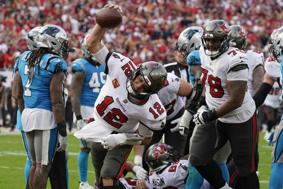 Tom Brady feirer etter å ha løpt inn et touchdown for Tampa Bay Buccaneers, som med seieren over Carolina Panthers sikret avdelingstittelen. Brady ble avdelingsvinner for 19. gang i sin NFL-karriere. Tom Brady feirer etter å ha løpt inn et touchdown for Tampa Bay Buccaneers, som med seieren over Carolina Panthers sikret avdelingstittelen. Brady ble avdelingsvinner for 19. gang i sin NFL-karriere. Foto: Chris O'Meara, AP / NTB