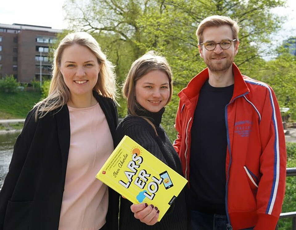 Produsent Caroline Hitland, forfatter Iben Akerlie og debuterende langfilmregissør Eirik Sæter Stordahl med boken 'Lars er LOL', som nå skal bli film. Foto: Nordisk Film Produsent Caroline Hitland, forfatter Iben Akerlie og debuterende langfilmregissør Eirik Sæter Stordahl med boken «Lars er LOL», som nå skal bli film. Foto: Nordisk Film