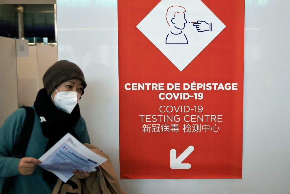 En passasjer fra Kina ved testsenteret på lufthavnen Roissy Charles de Gaulle i Paris. En passasjer fra Kina ved testsenteret på lufthavnen Roissy Charles de Gaulle i Paris. Foto: Aurelien Morissard / AP / NTB