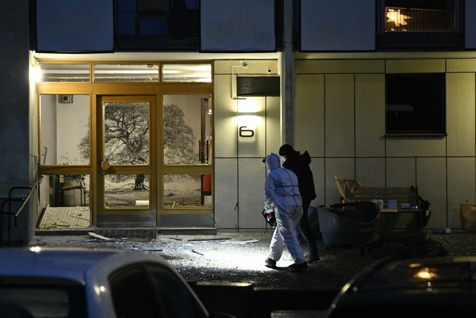 I natt ble inngangspartiet til et bolighus i Grimsta, som ligger vest i Stockholm, sprengt. I natt ble inngangspartiet til en boligblokk i Grimsta, vest i Stockholm, sprengt.