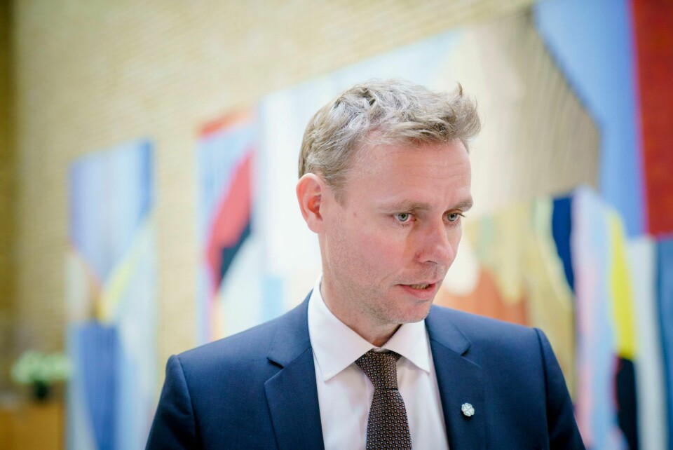 Høyere utdanningsminister Ola Borten Moe (Sp), sier medisinsk teknologi og farmasi er en av veldig få næringer som har like høy lønnsomhet som olje og gass. – Når man skal ha andre bein å stå på, er ikke det et dårlig alternativ. Forsknings- og høyere utdanningsminister Ola Borten Moe (Sp) tok imot utvalgets rapport torsdag. Foto: Stian Lysberg Solum / NTB