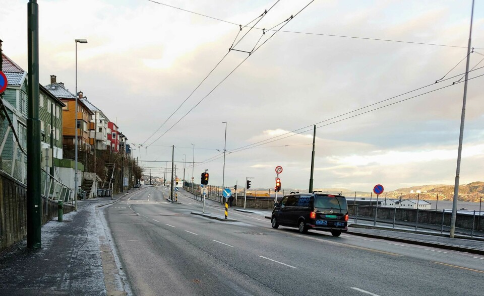 Beboerne likte dårlig det nye kjøreledningsnettet. trolleybuss, laksevåg, kringsjåveien, trafikk, kjøreledning