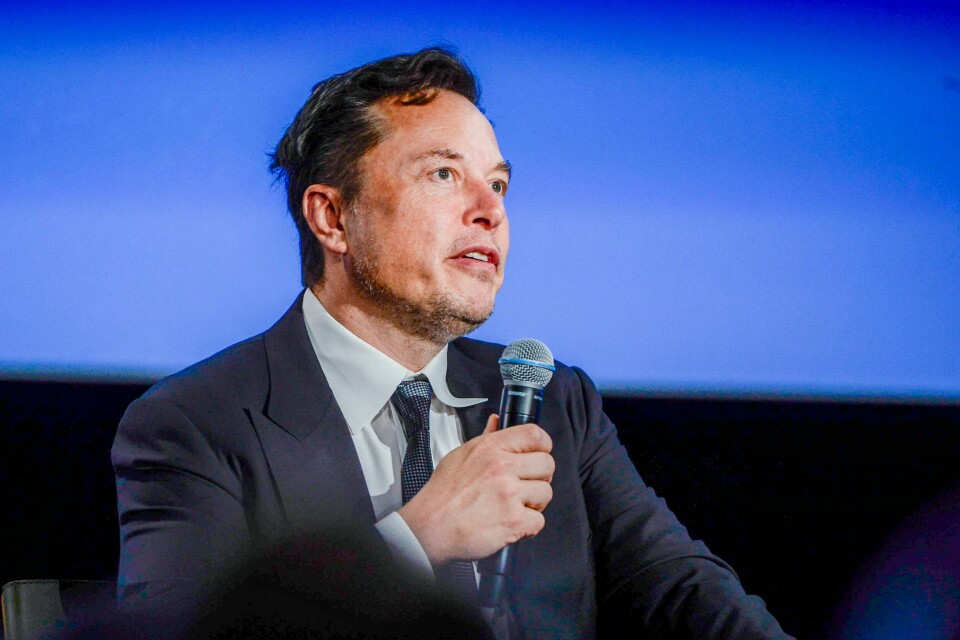 Etter at mangemilliardæren Elon Musk tok over Twitter i oktober i fjor, har han fått kraftig kritikk for hvordan han har drevet tjenesten. Nå føyer den tidligere Twitter-sjefen seg inn i rekka. Tesla-gründer Elon Musk deltok på oljemessa ONS (Offshore Northern Seas) i Stavanger i august. Arkivfoto: Carina Johansen / NTB