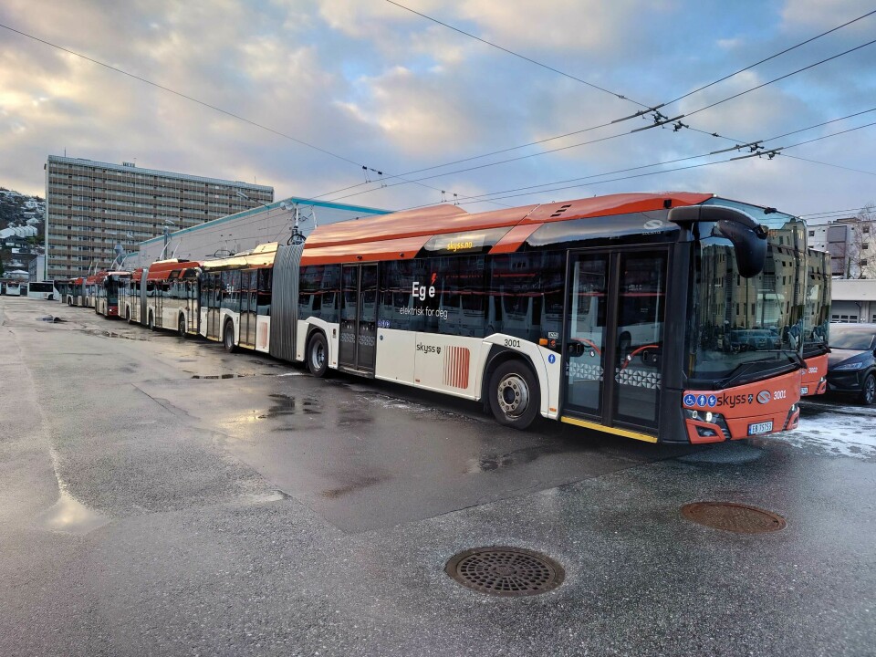 Her står alle trolleybussene parkert på rekke og rad. Skyss, trolleybuss, Tide, bussparkeringen på Mannsverk