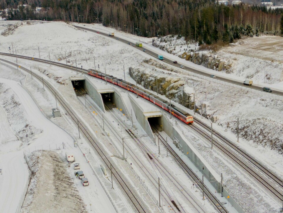 Denne tunnelen er blitt et problem for togpassasjerene og Bane Nor. Nå skal den stenges på nytt. Et tog kjører på Østfoldbanen over inngangene til Blixtunnelen og Roåstunnelen fra Ski i retning mot Oslo S. Follobanen ble åpnet 12. desember, men ble stengt åtte dager senere etter en brann i et koblingshus på Ski stasjon. Nå er det klart at prestisjeprosjektet til 37 milliarder kroner holdes stengt inntil videre.Foto: Stian Lysberg Solum / NTB