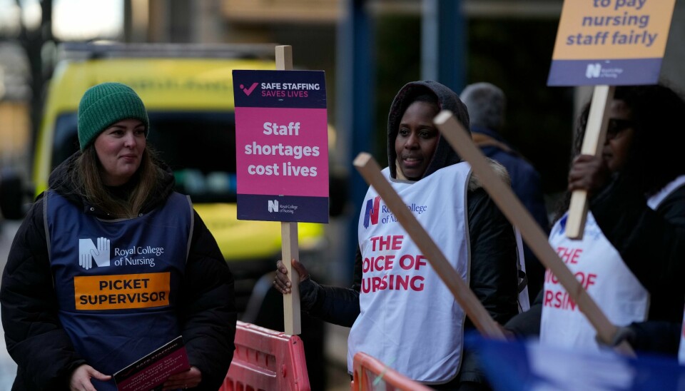 Sykepleiere streiker utenfor St Mary's Hospital i London tirsdag før jul. Underbemanning over lang tid, ikke pandemien, er en av de viktigste årsakene til krisen i helsevesenet, mener eksperter. Arkivfoto: Sykepleiere streiker utenfor St Mary's Hospital i London tirsdag før jul. Underbemanning over lang tid, ikke pandemien, er en av de viktigste årsakene til krisen i helsevesenet, mener eksperter. Arkivfoto: Alastair Grant / AP / NTB