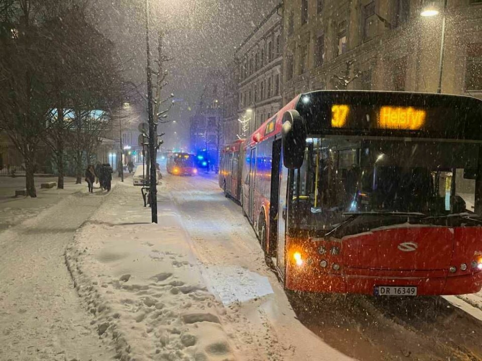 37-bussen sliter med snøværet i Schweigaards gate i Gamlebyen, og skaper trafikale problemer. 37-bussen sliter med snøværet ved Oslo Gate i Gamlebyen, og skaper trafikale problemer.