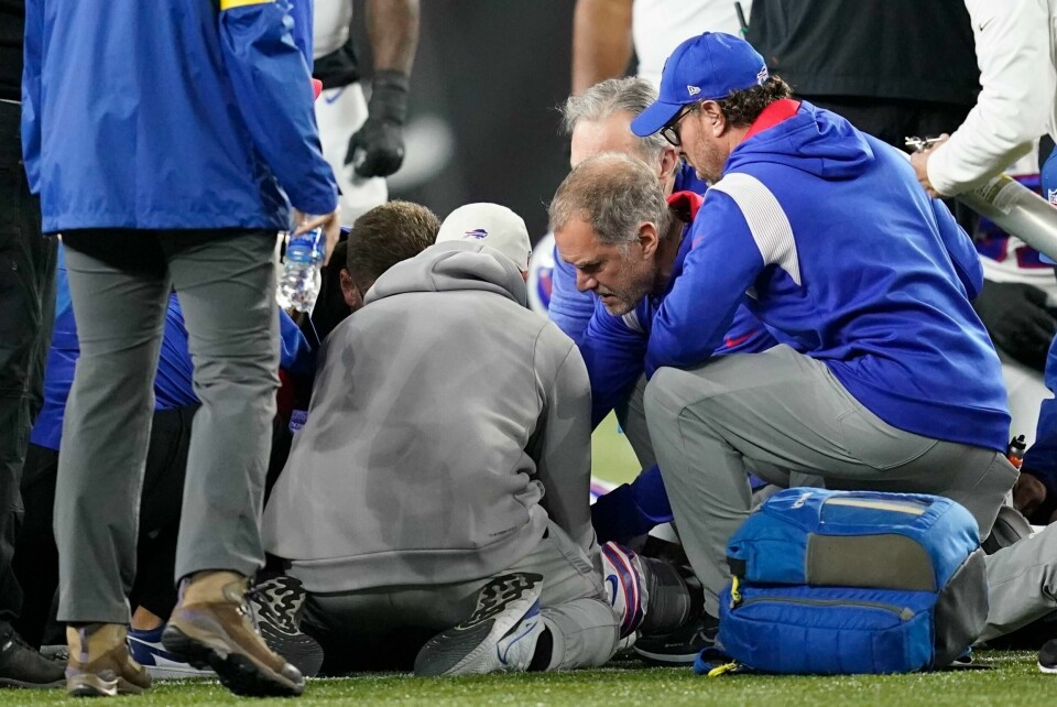 Damar Hamlin fikk livreddende førstehjelp på banen etter at hjertet hans stoppet under mandagens NFL-kamp. Han ble sendt til sykehus, der tilstanden beskrives som kritisk. Damar Hamlin fikk livreddende førstehjelp på banen etter at hjertet hans stoppet under mandagens NFL-kamp. Han ble sendt til sykehus, der tilstanden beskrives som kritisk. Foto: Joshua A. Bickel, AP / NTB