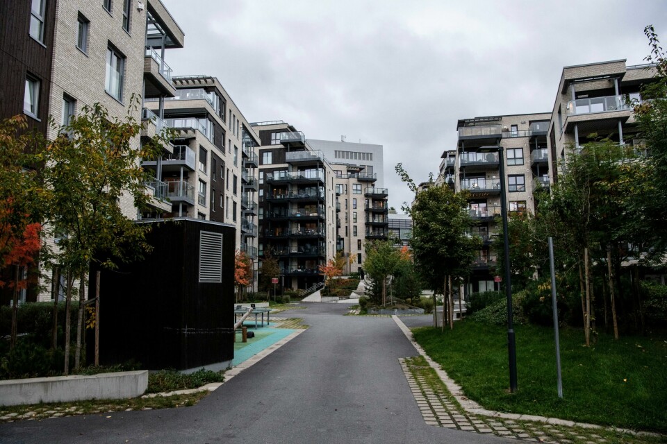 Det bygges for få boliger i Oslo og reguleringen av de nye boligområdene tar stadig lengre tid. Illustrasjonsfoto. Boligprisene falt med 2,2 prosent i september, og Eiendom Norge venter nedgang de neste månedene også. Her er leilighetsbygg på Hoff i Oslo. Foto: Annika Byrde / NTB