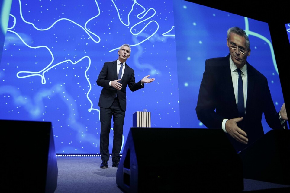 Nato-sjef Jens Stoltenberg presenterte et klart sikkerhetspolitisk bakteppe på NHOs årskonferanse torsdag. TRE LÆRDOMMER: Jens Stoltenberg fremmet tre lærdommer om krigen i Ukrania på sin tale til NHOs årskonferanse: At vi må investere mer i forsvar, at det er farlig å gjøre seg avhengig av autoritære regimer, og at autoritære regimer finner sammen.