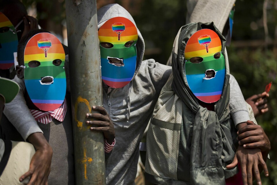Arkivbilde av medlemmer av det kenyanske LGTB-miljøet. Nå er den kenyanske LHBT-aktivisten Edwin Chiloba funnet drept. FIle - Kenyan members and supporters of the LGTB community wear masks to preserve their anonymity as they stage a protest in Nairobi, Kenya, Monday, Feb. 10, 2014. Police in Kenya are investigating the death of LGBT activist Edwin Chiloba, whose body was found on Wednesday, Jan. 4, 2023, stuffed in a metal box on a road in Uasin Gishu County, in the west of the country. (AP Photo/Ben Curtis, File)