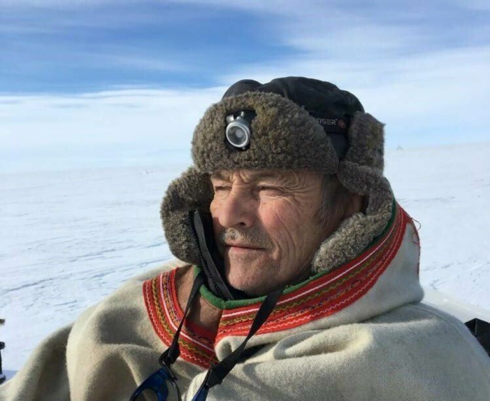 Nils Thomas Utsi representerer Sohpar som er samenes opprinnelige grunneierorganisasjon. I et brev til Domstoladministrasjonen krever de at rettssaken skal utsettes. Nils Thomas Utsi representerer Sohpar som er samenes opprinnelige grunneierorganisasjon. I et brev til Domstoladministrasjonen krever de at rettssaken skal utsettes.